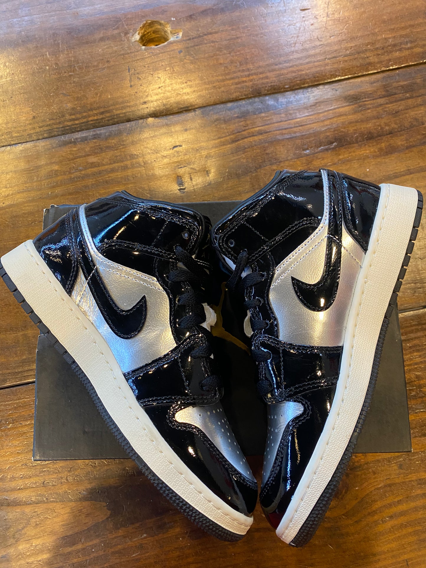 Jordan 1 Mid SE GS Black Metallic Silver PRE OWNED