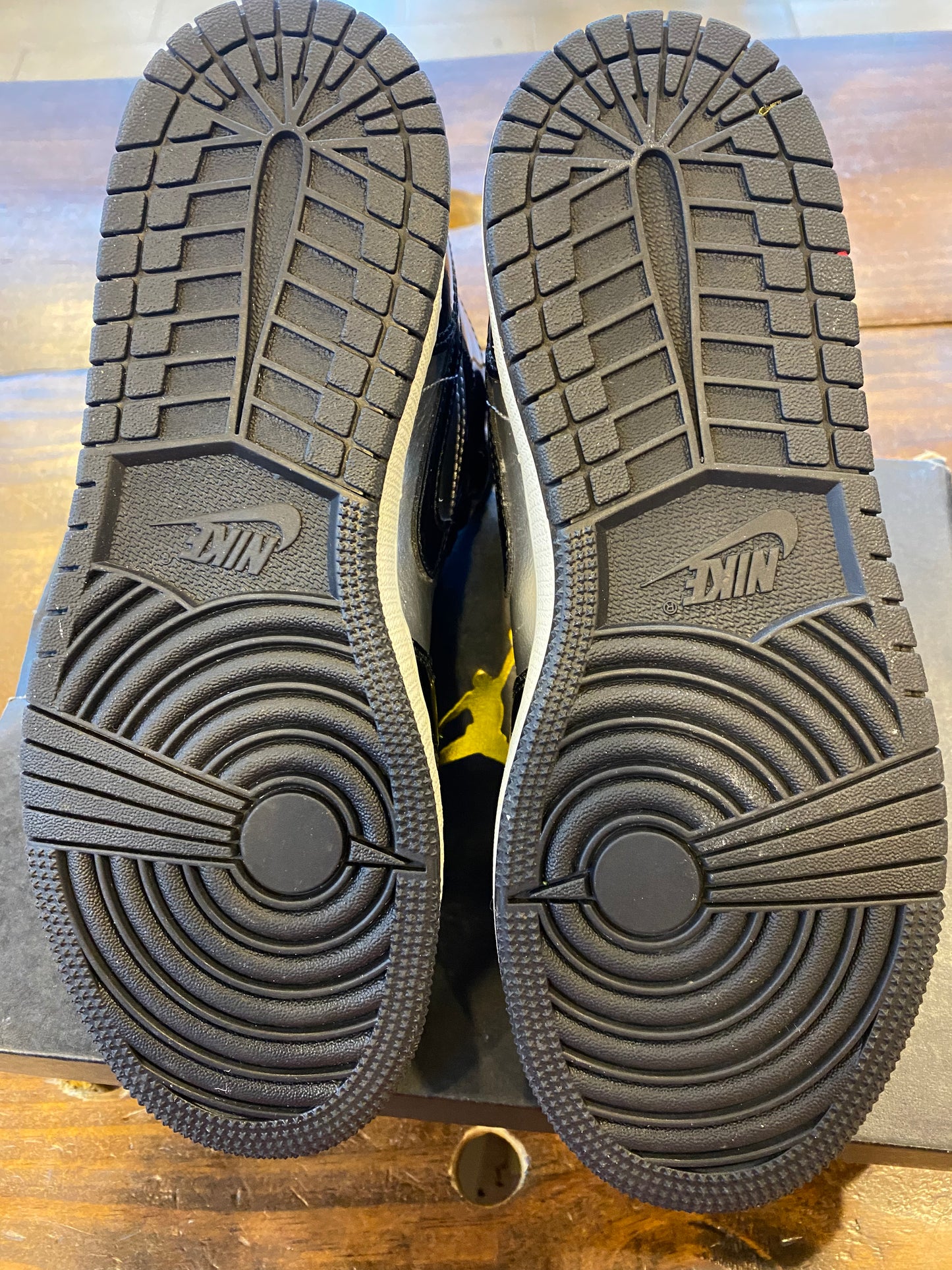 Jordan 1 Mid SE GS Black Metallic Silver PRE OWNED