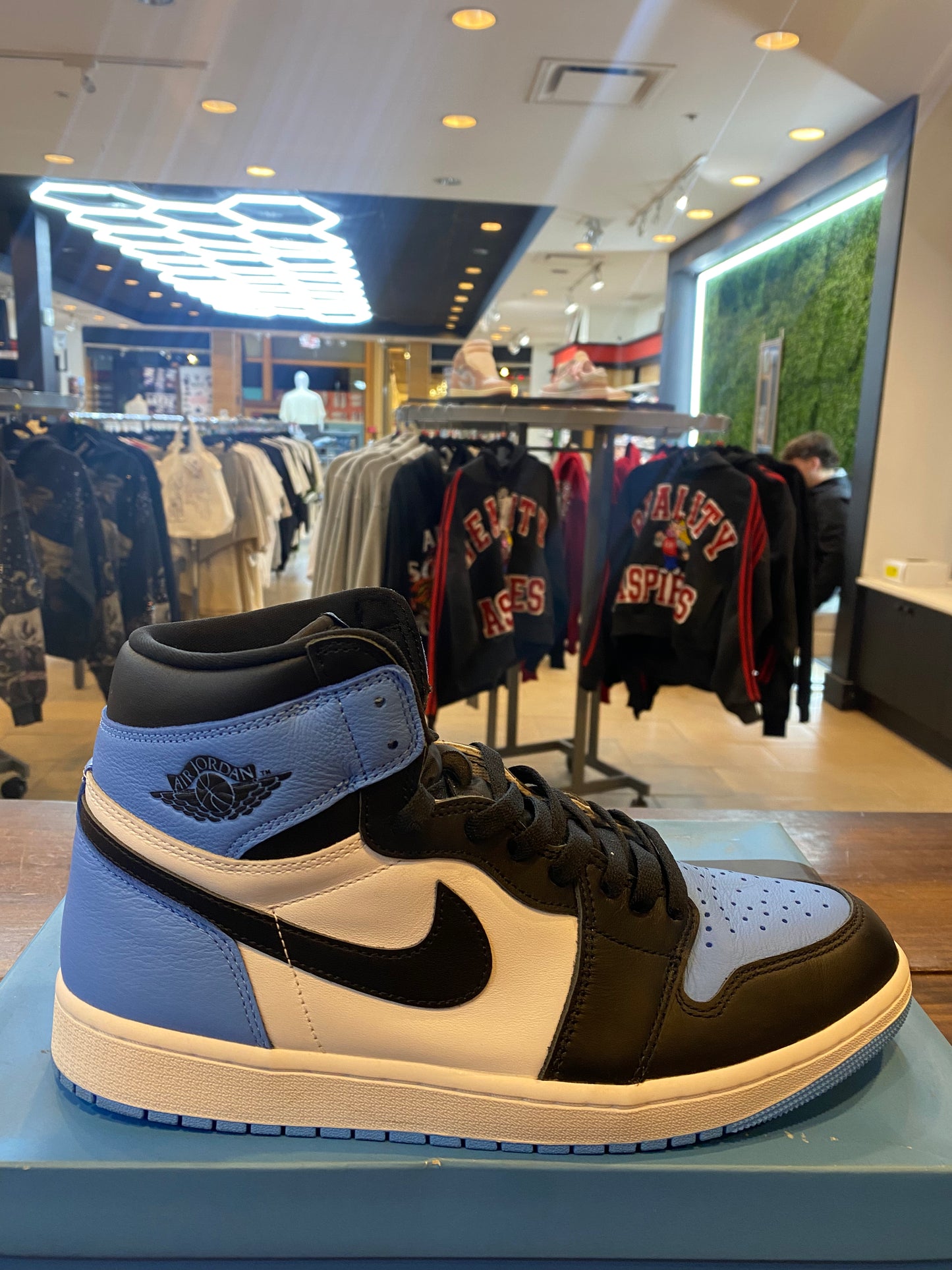 Jordan 1 Retro High OG UNC Toe PRE OWNED