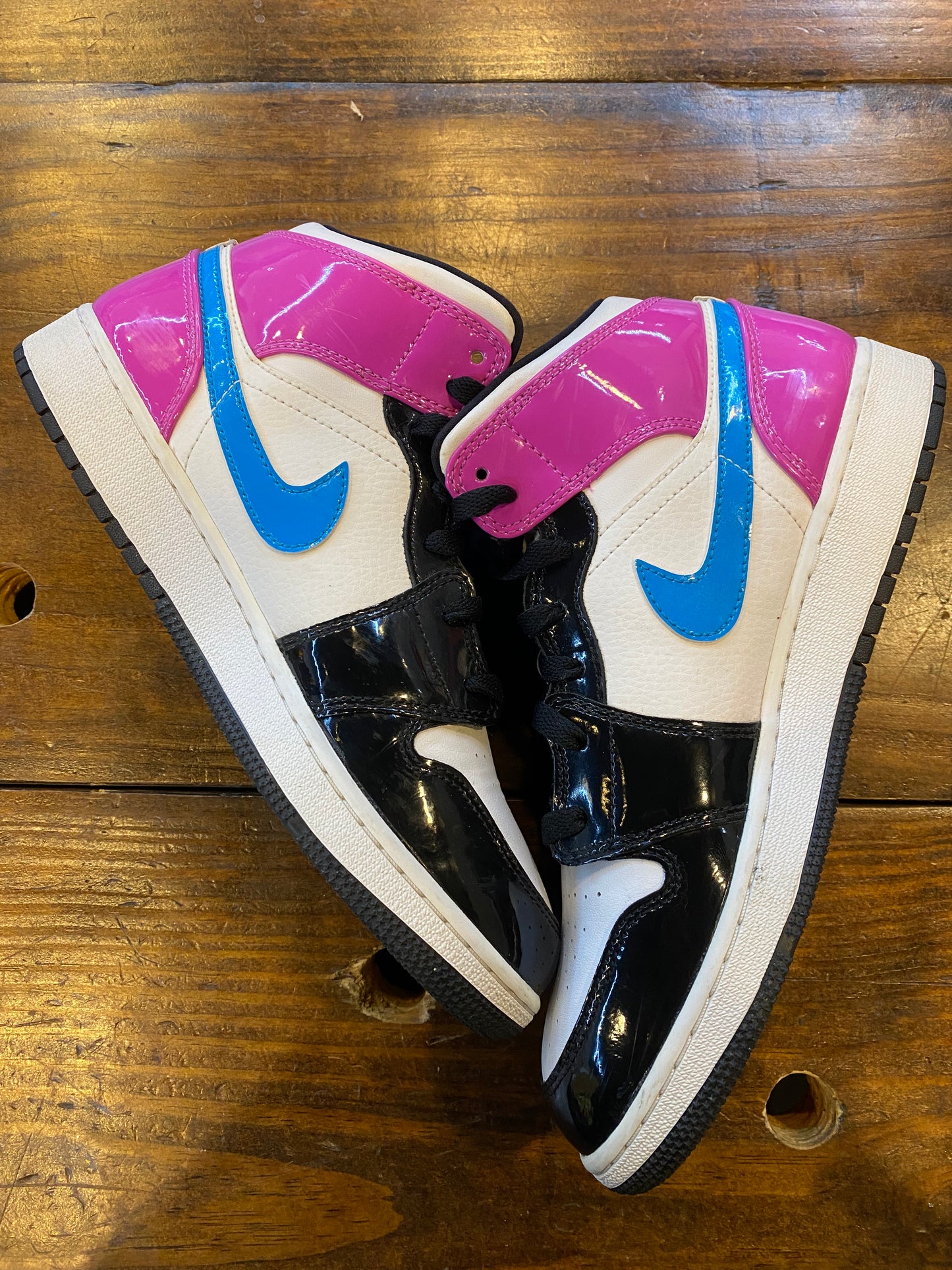Jordan 1 Mid SE GS Cyber Active Fuchsia PRE OWNED