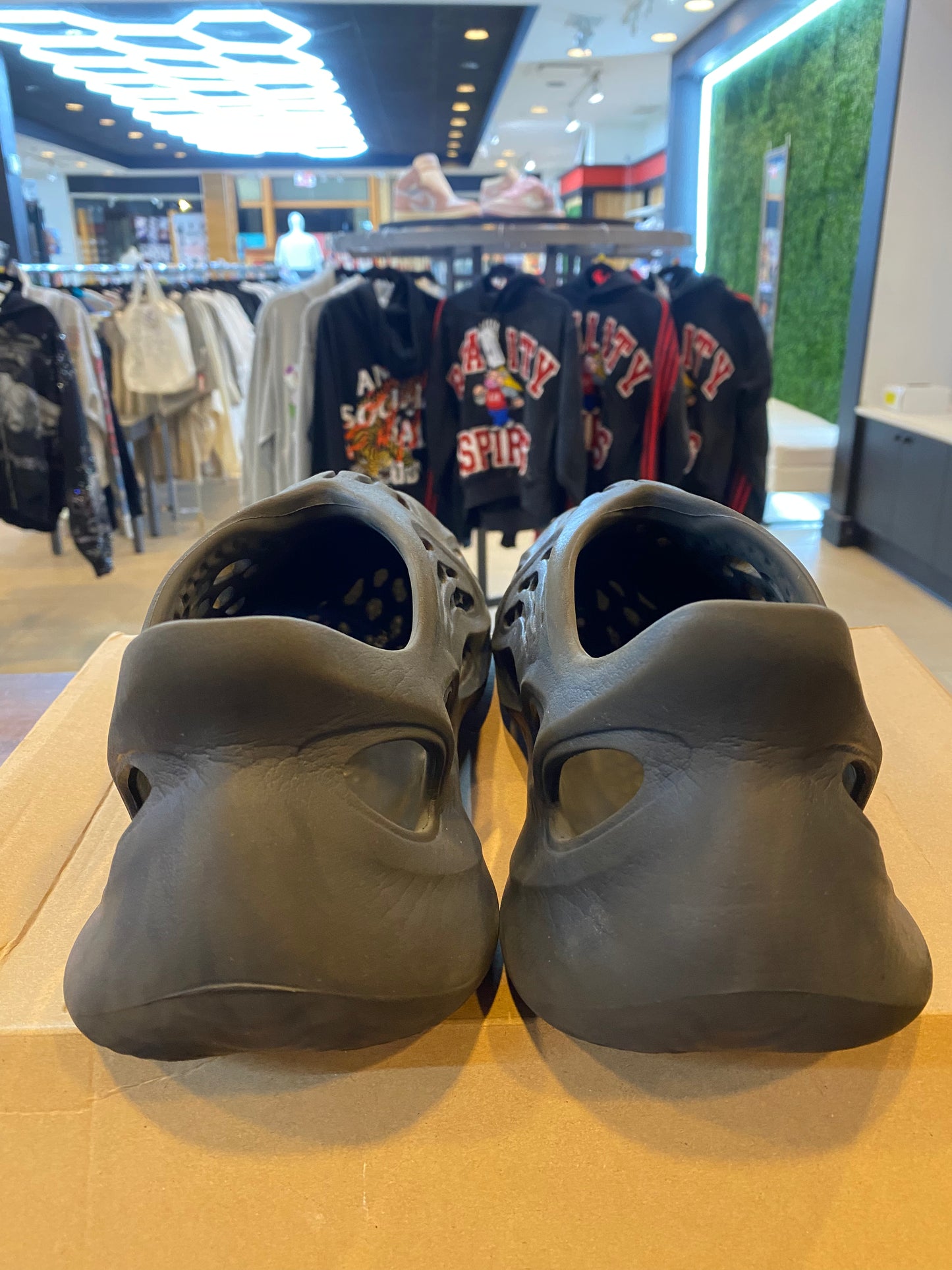 Yeezy Foam Runner Carbon PRE OWNED