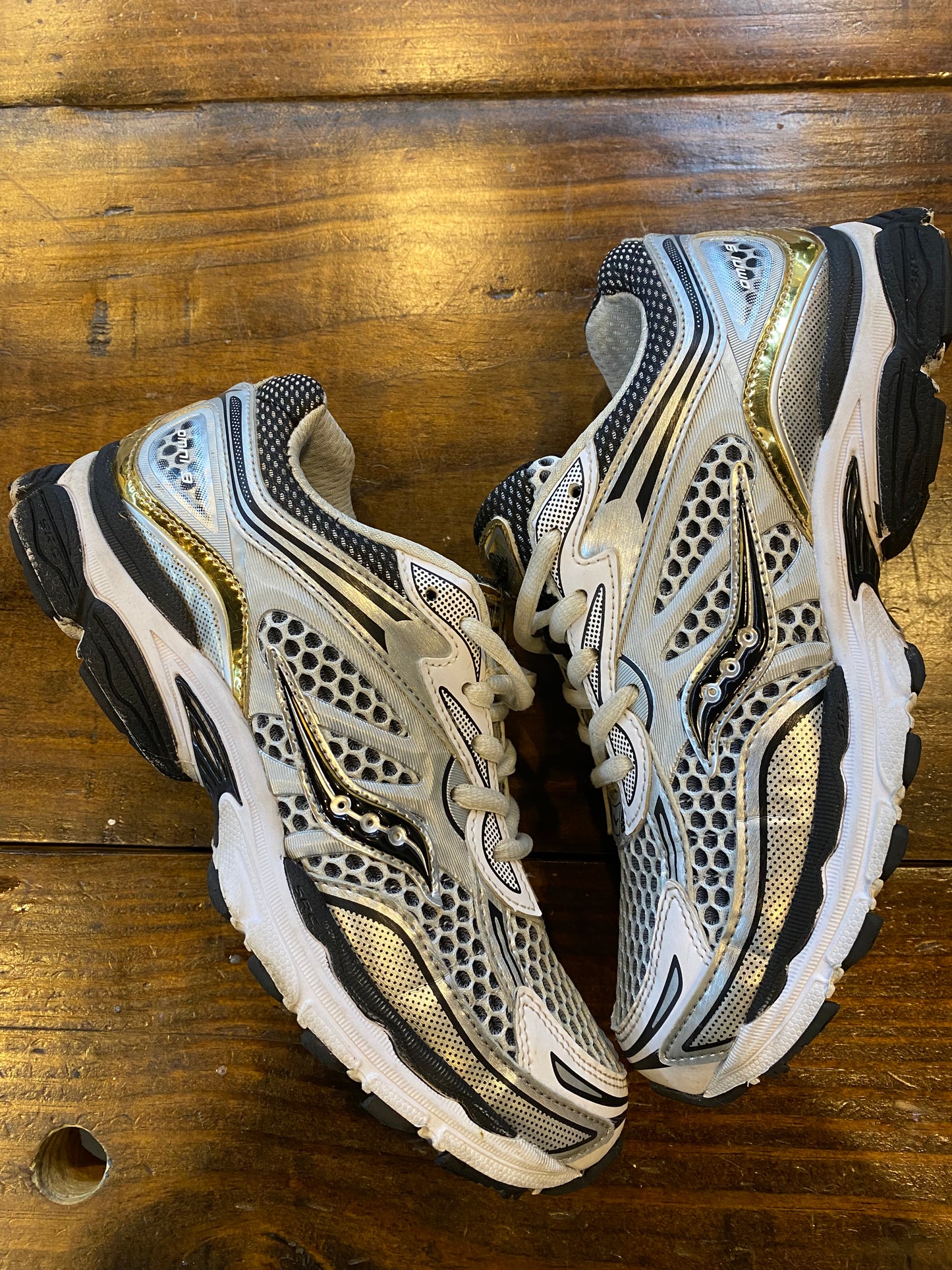 Saucony ProGrid Omni 9 Silver Gold PRE OWNED