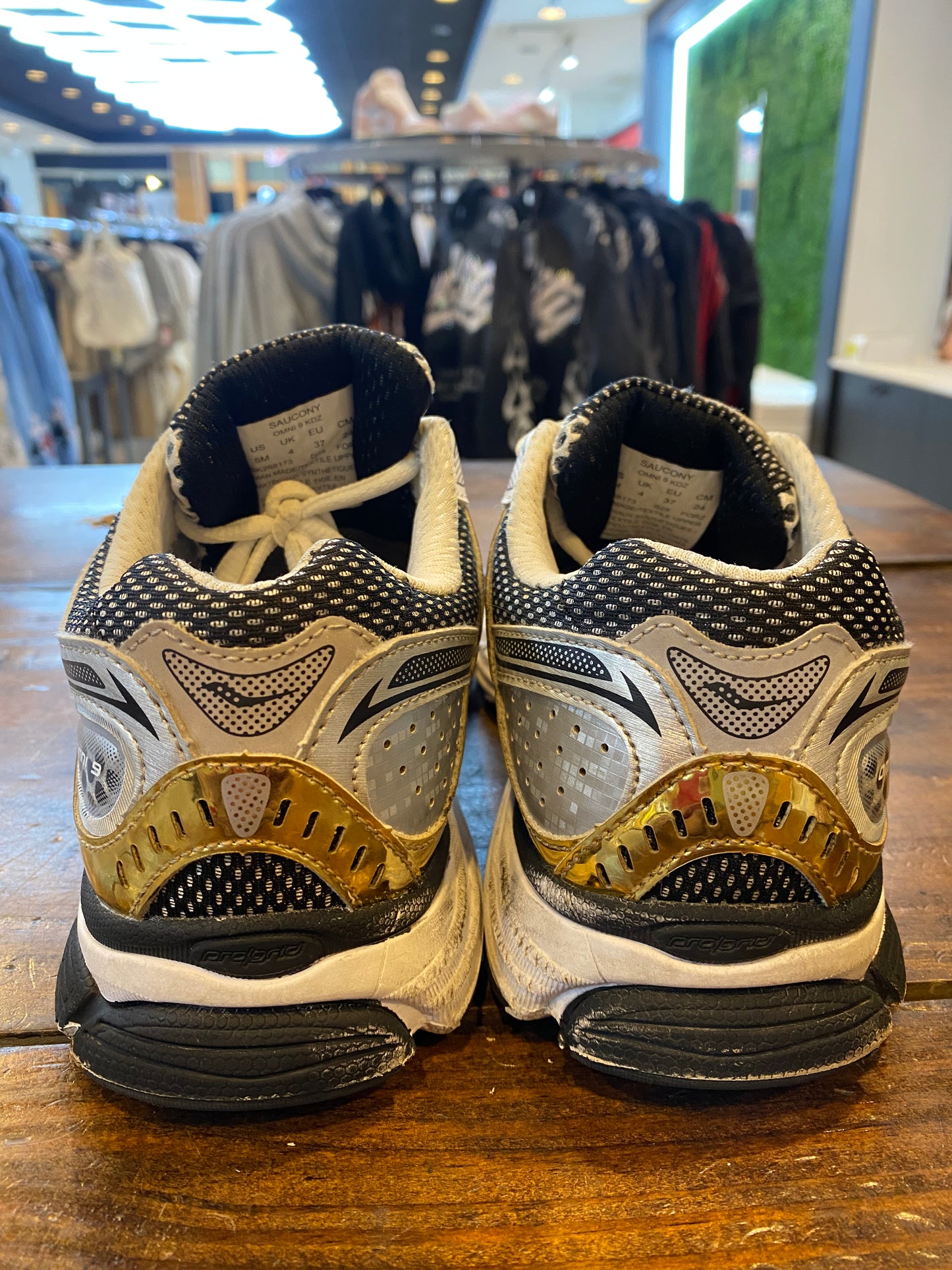 Saucony ProGrid Omni 9 Silver Gold PRE OWNED