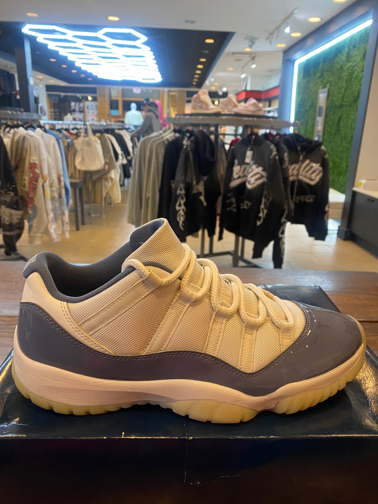 Jordan 11 Retro Low Diffused Blue PRE OWNED