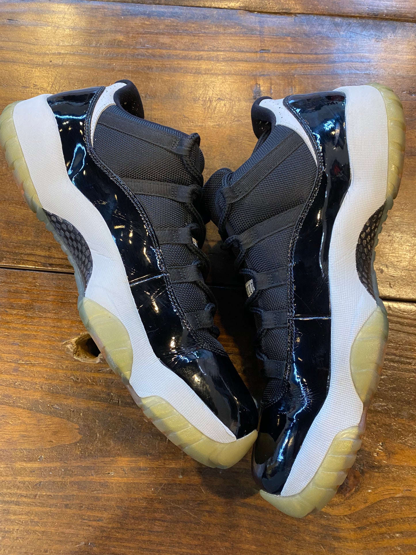 Jordan 11 Retro Low Infrared 23 PRE OWNED