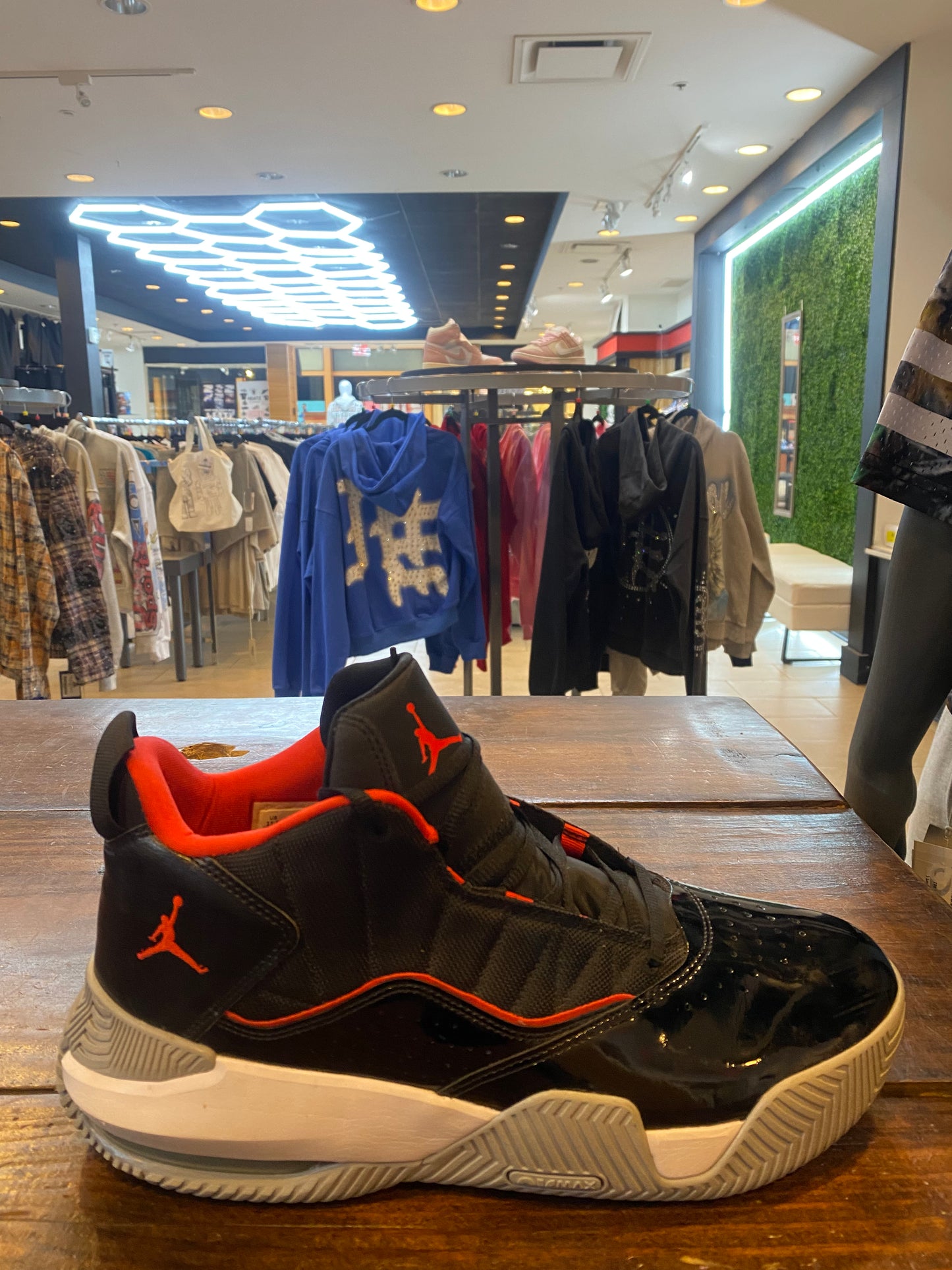 Jordan Stay Loyal Bred PRE OWNED