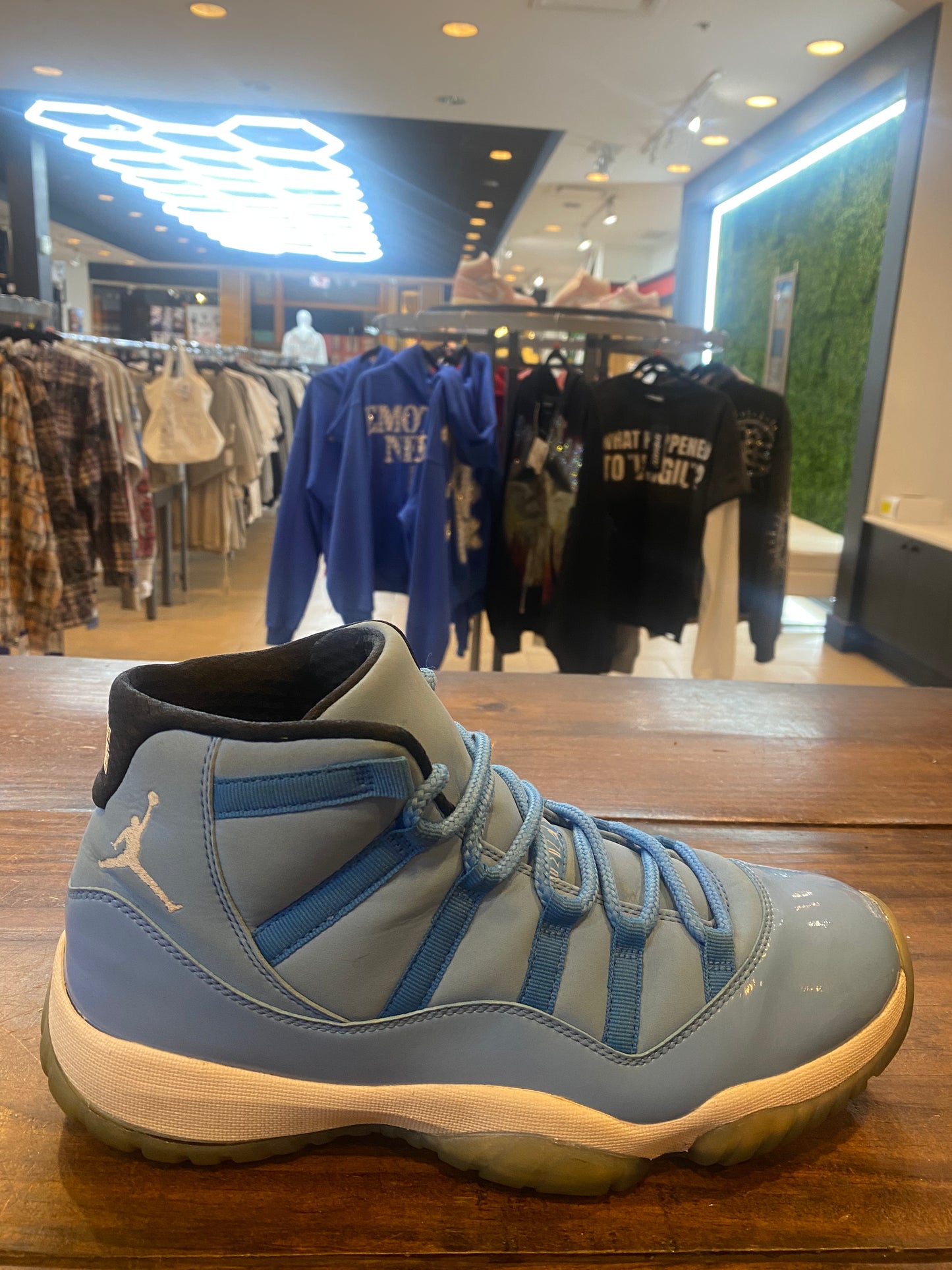 Jordan 11 Retro Pantone PRE OWNED