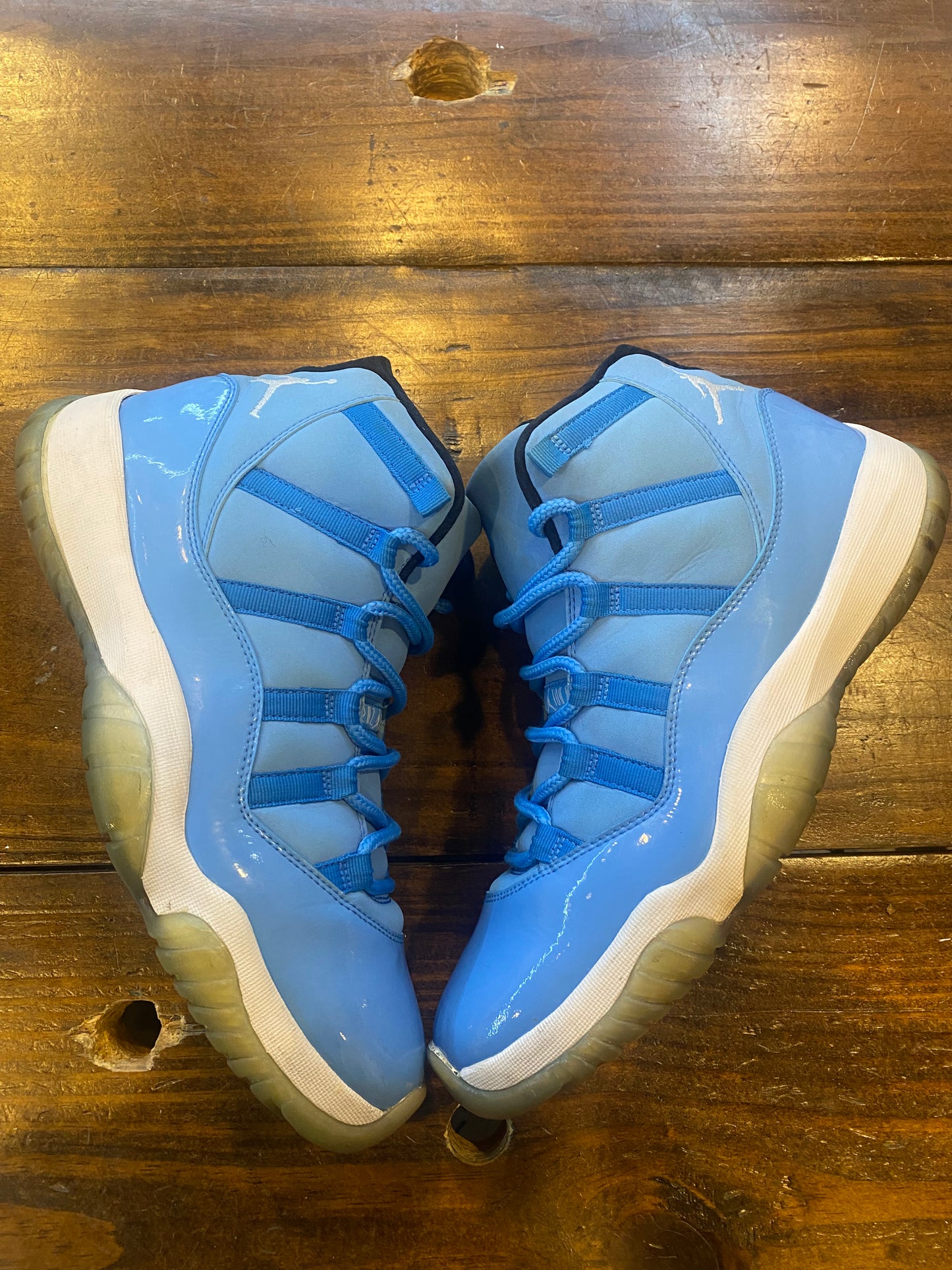 Jordan 11 Retro Pantone PRE OWNED