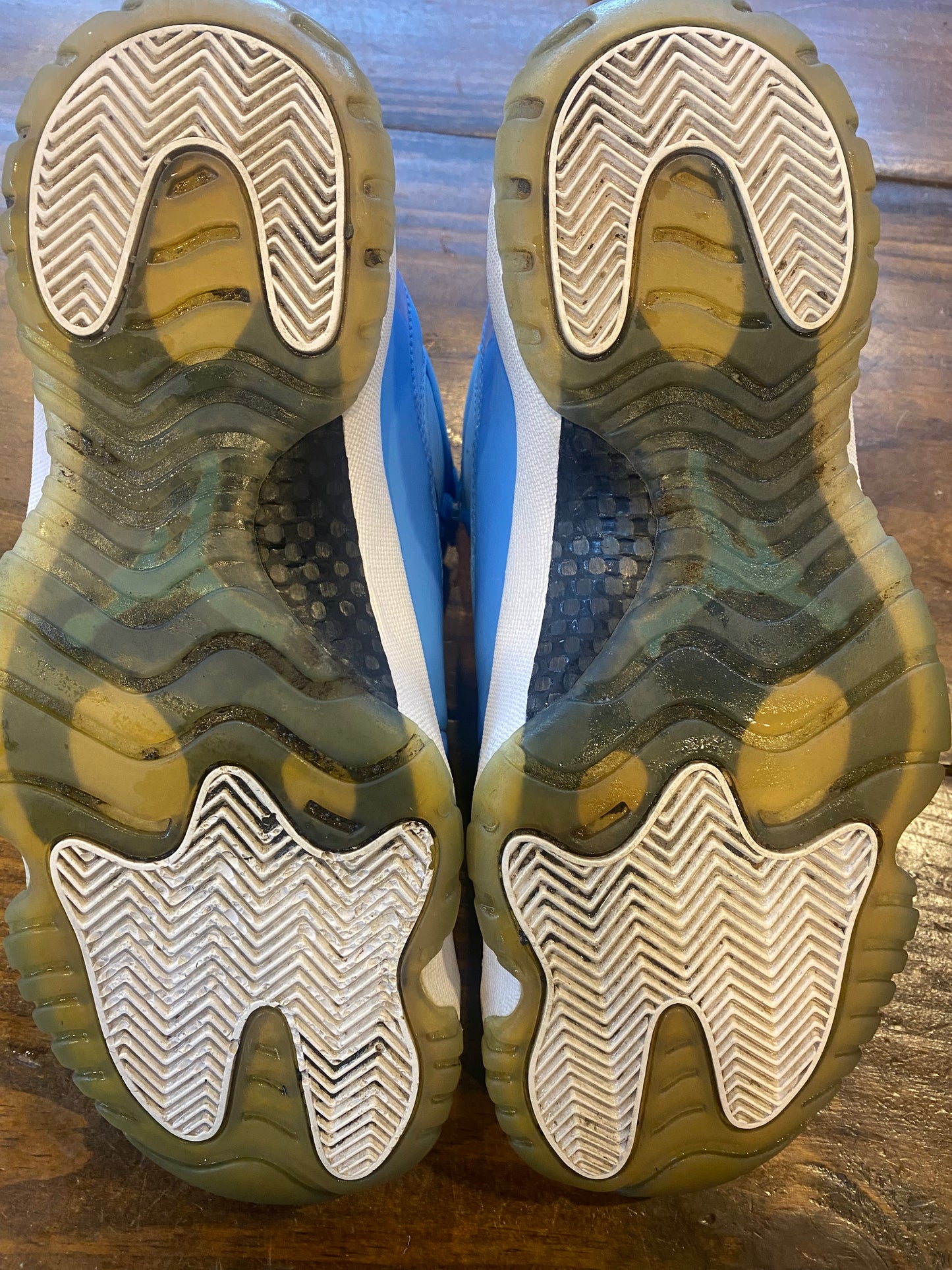 Jordan 11 Retro Pantone PRE OWNED