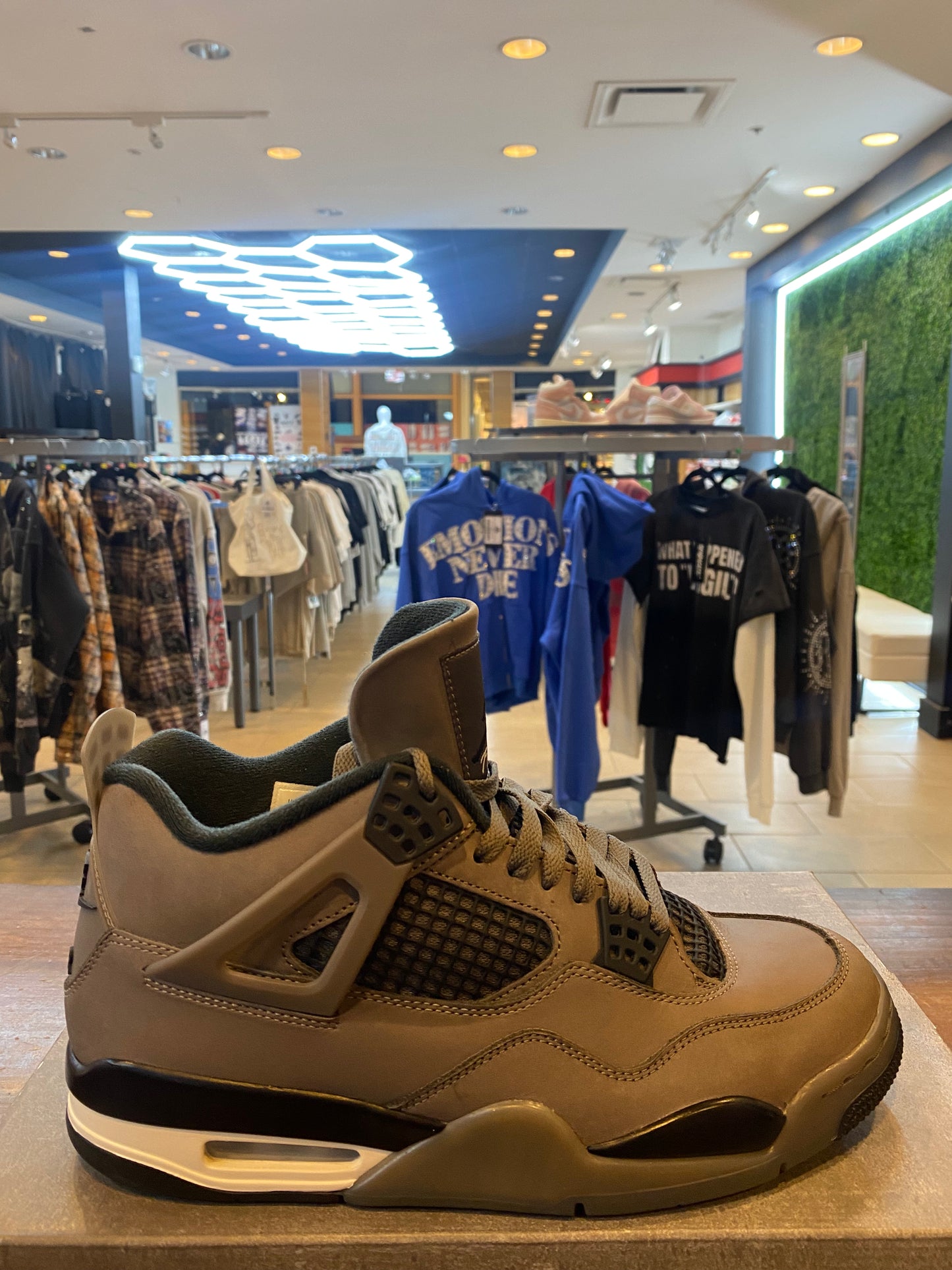 Jordan 4 Retro Cave Stone PRE OWNED