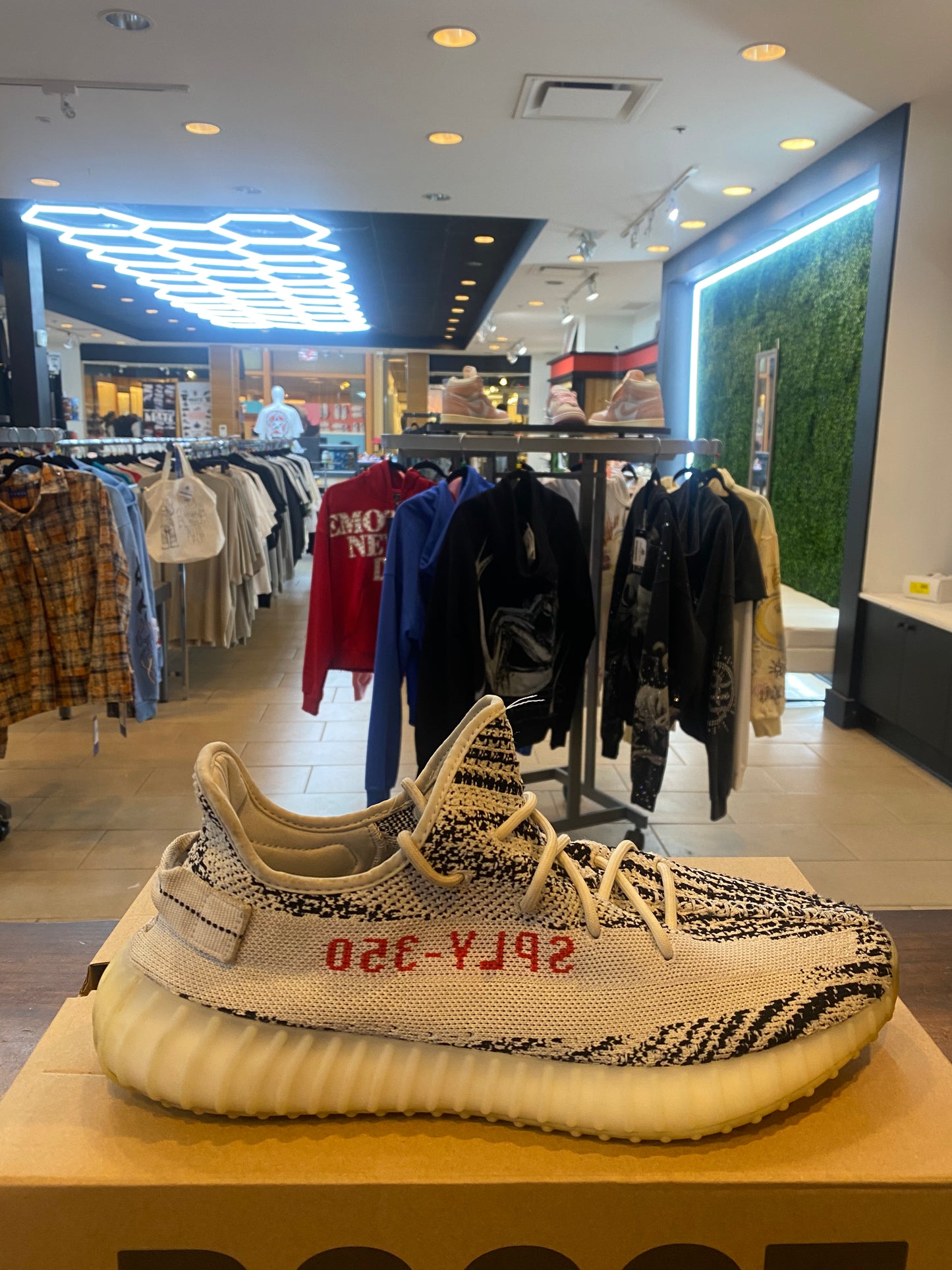 Yeezy Boost 350 V 2 Zebra 2017 PRE OWNED