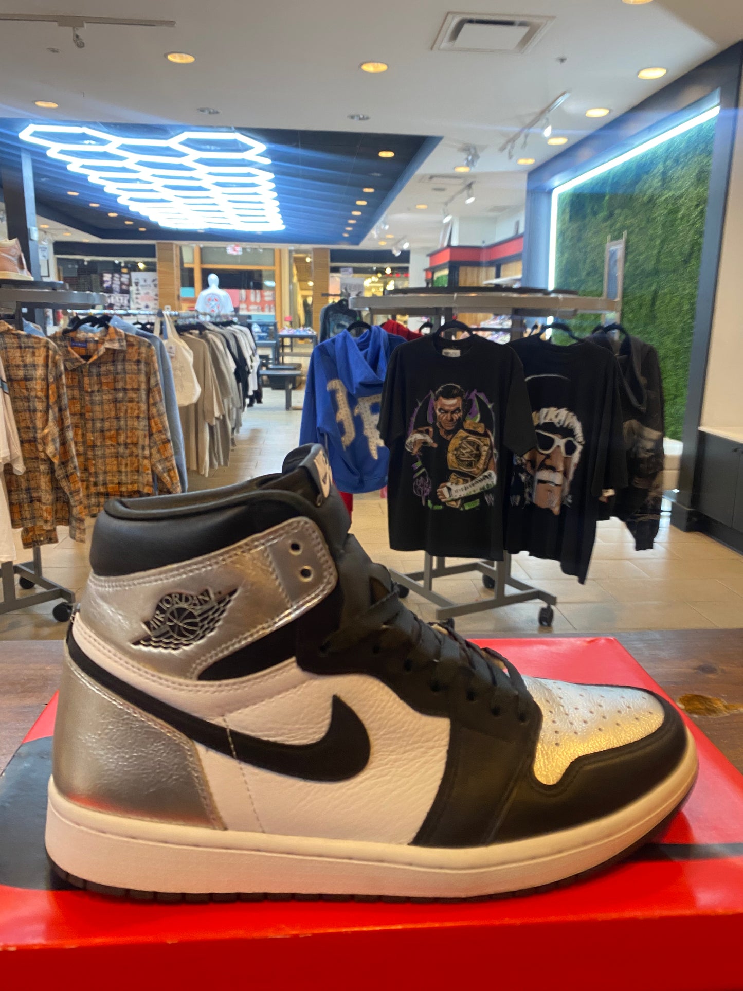 Wmns Jordan 1 Retro High OG Silver Toe PRE OWNED