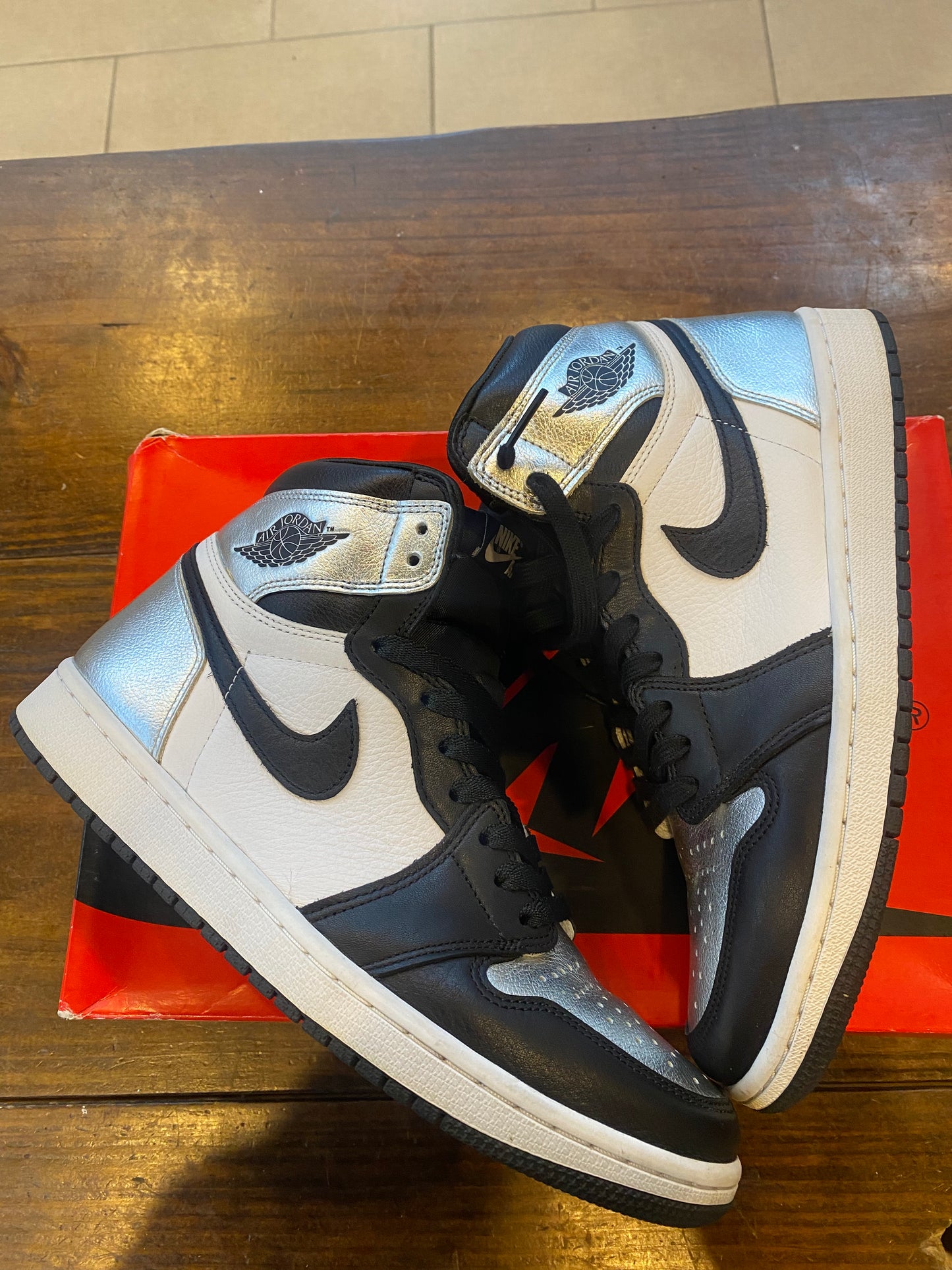 Wmns Jordan 1 Retro High OG Silver Toe PRE OWNED