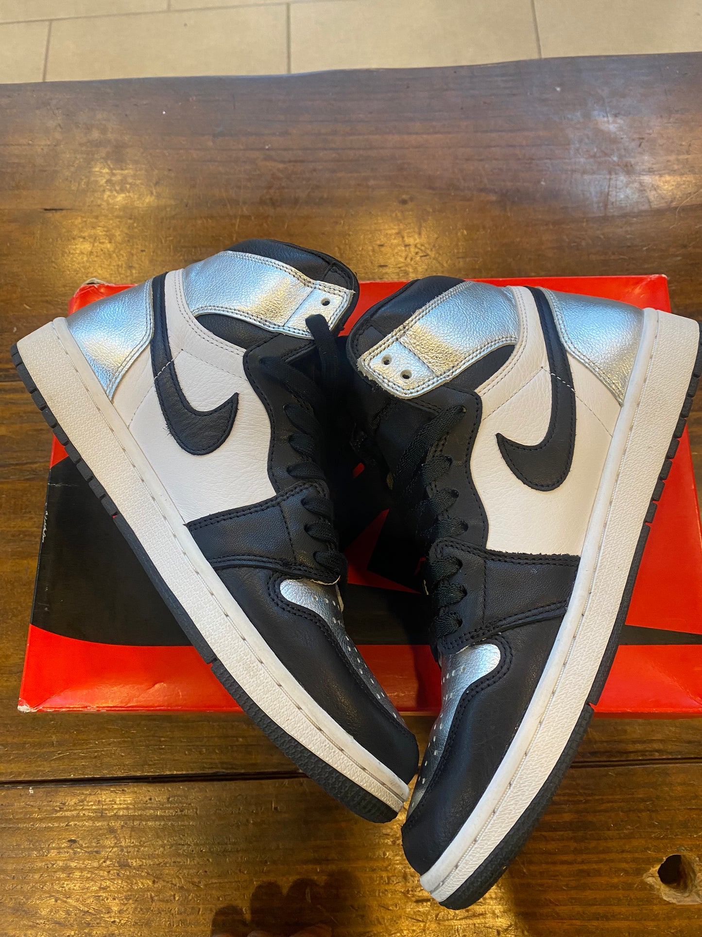 Wmns Jordan 1 Retro High OG Silver Toe PRE OWNED
