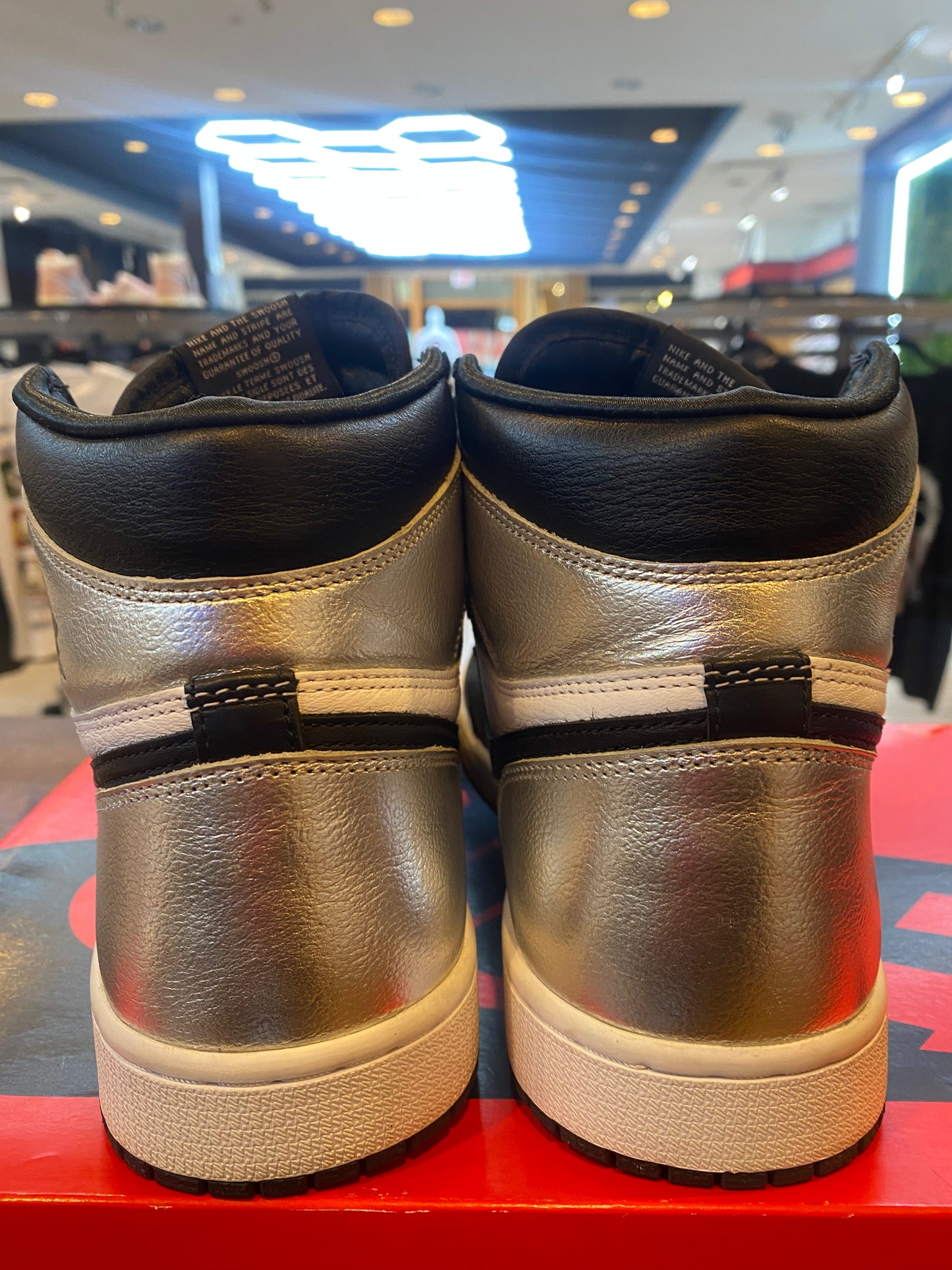 Wmns Jordan 1 Retro High OG Silver Toe PRE OWNED