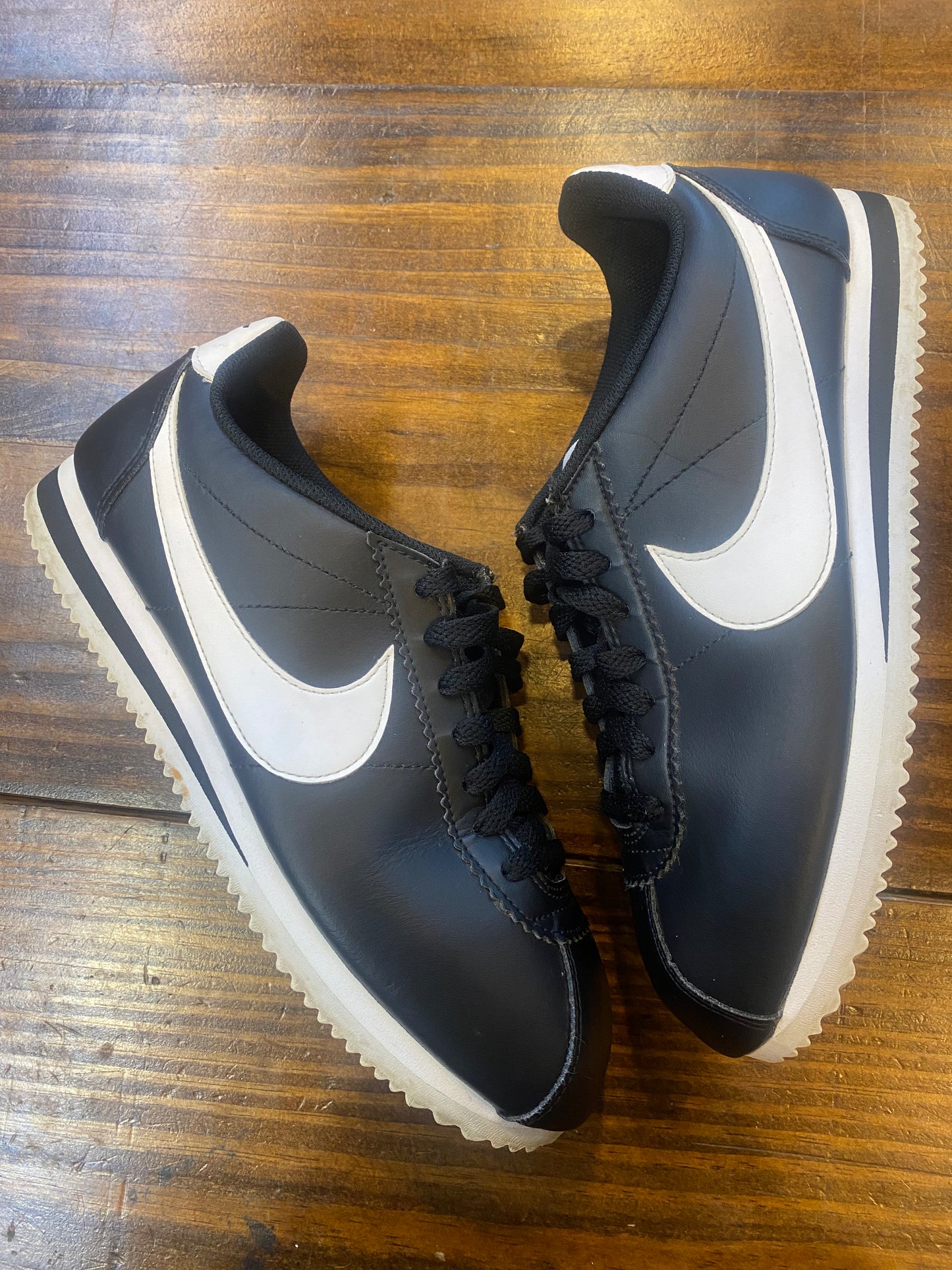 Wmns Classic Cortez Leather Black White PRE OWNED